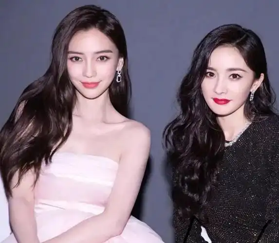 baby杨幂久违同框,关掉10级滤镜被抓拍,一个小仙女一个御姐范