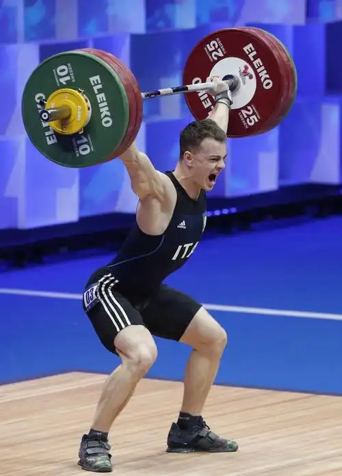 (2)穆罕默德·厄兹贝克夺得欧洲举重锦标赛男子67公斤级冠军