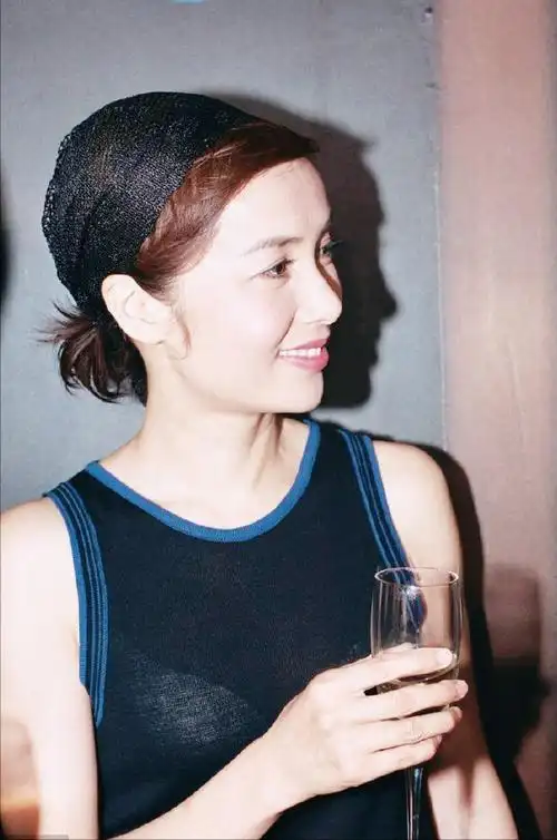 年轻时的蒋雯丽真的好美 如今57岁的她,依旧优雅自信_腾讯新闻