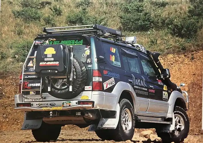 一台二十多年前杂志介绍的丰田霸道lc95的改装,满车名牌改件,妥妥的