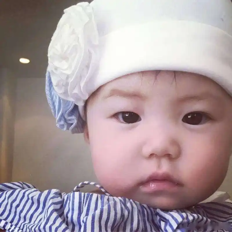 视频被吐槽实力坑娃】陈冠希在社交网站晒出女儿alaia的一则小视频