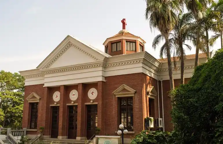 天主堂:位于鼓浪屿鹿礁路34号,该址原为西班牙领事馆,后西班牙领事馆