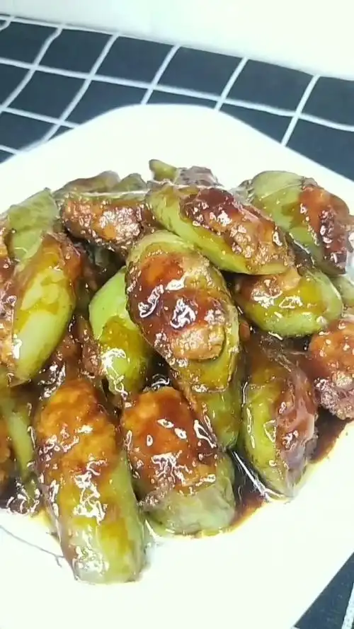 今天教你们做道美食,家庭版的油焖尖椒,教程简单易学