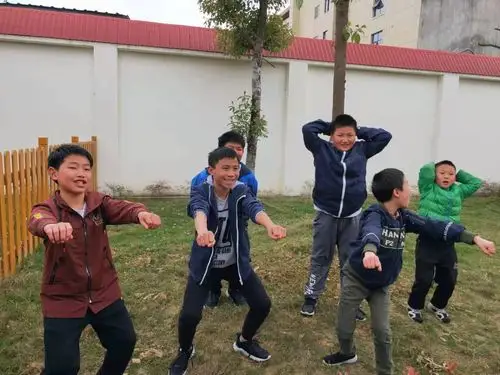 迟到的接受蹲马步惩罚