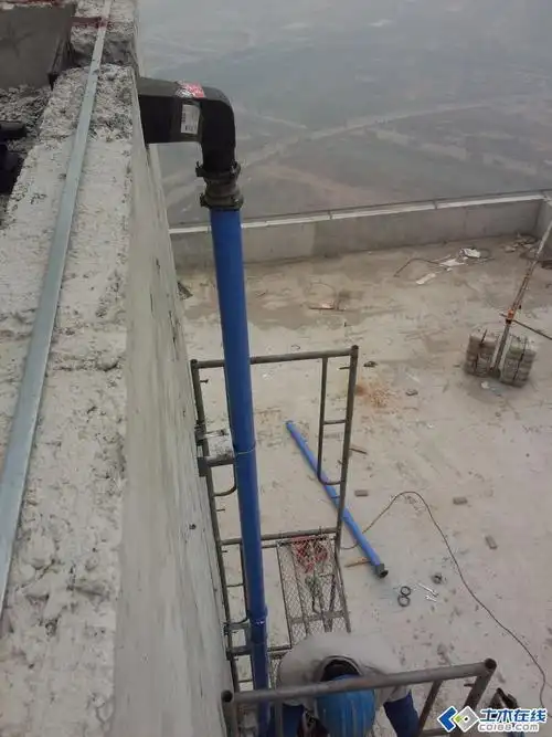 关于屋面侧墙式雨水斗的安装