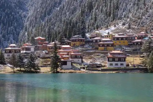 四川甘孜州新龙县措卡湖边的措卡寺