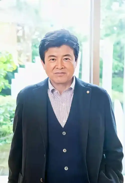 69岁三浦友和发量让人羡三明治叠搭把西装穿得好儒雅真潮