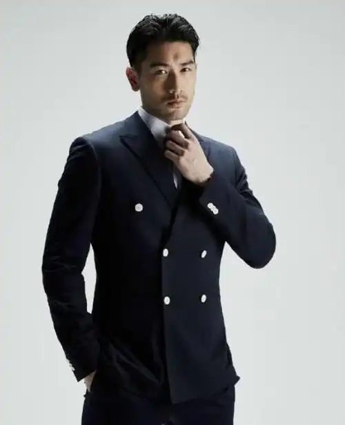 高以翔最后一组杂志照曝光:化身型男对镜头比v,脸上却没笑意