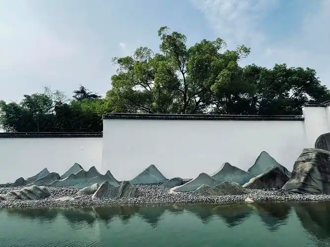 假山用片石来摆放,将浑厚的石头切片,高低错落排砌,营造出米芾画作中