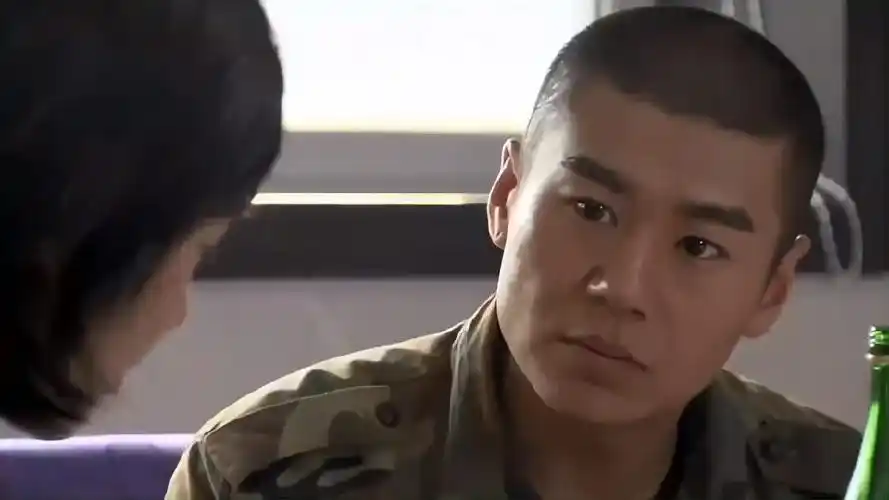 特种兵小庄在胡同和靓妹约会不料听到口号声马上就离开