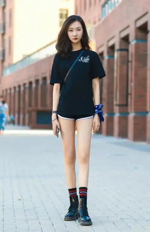 休闲运动风格的短裤装扮,展示了匀称笔直的腿型,穿搭简单却不失个性