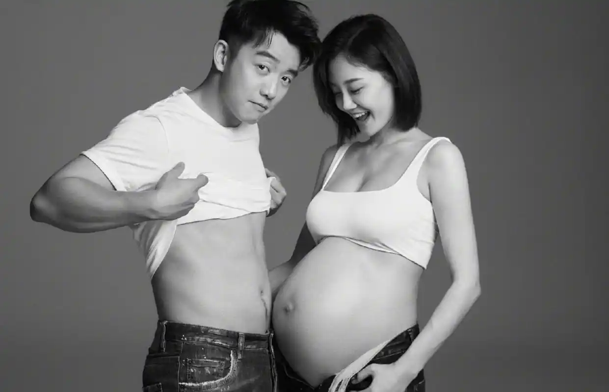 明星孕妇照:恭喜郑恺荣升奶爸!