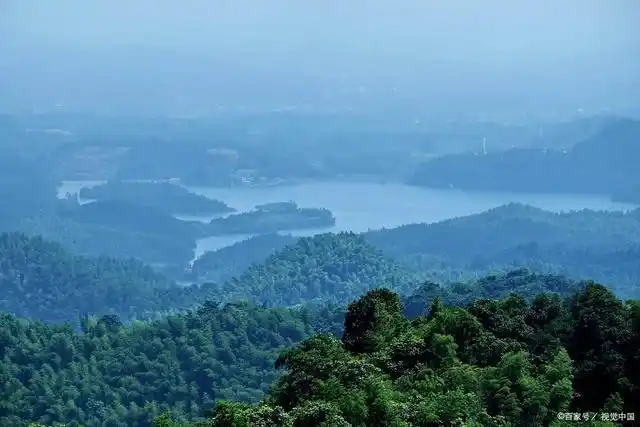 咏浙江安吉灵峰山竹海.谁晓刚柔翠竹明,娟娟云雨无限情