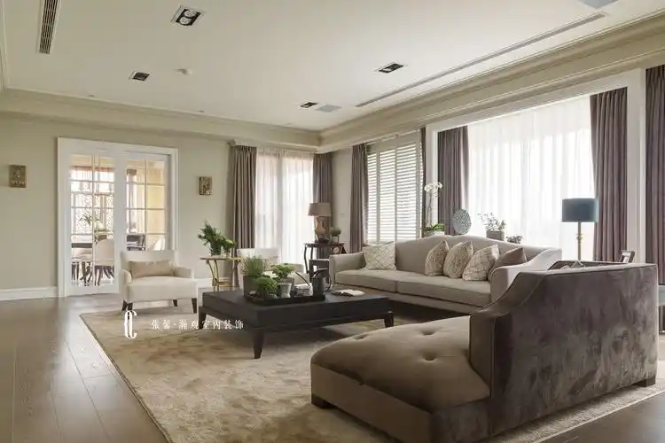 走进客厅,电视墙不是空间的主角,而是将视觉落在窗外的景色,将窗景