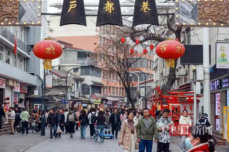 大年初五户部巷人潮涌动_武汉_小吃摊_赵群