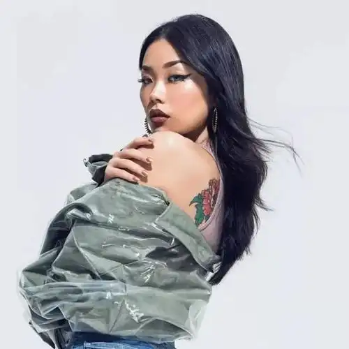 乃万胸前纹身91有什么内涵为什么纹身女rapper上节目必须遮盖