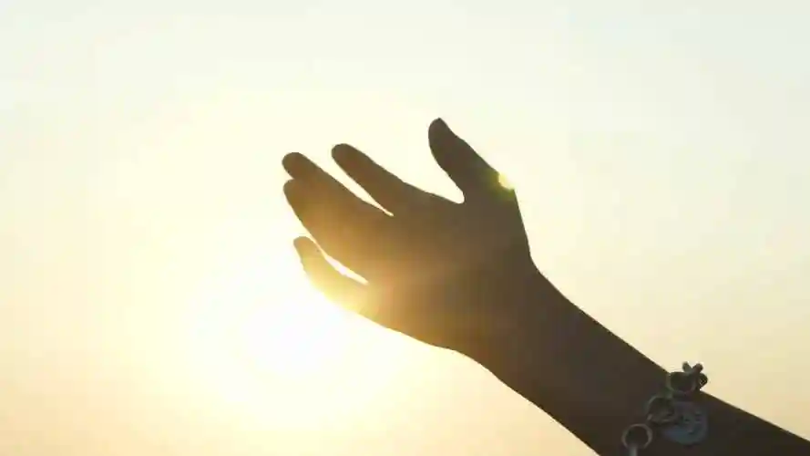 触摸阳光,伸手车窗,自由自在生命意义呼唤重生