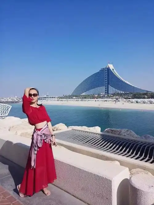 跟着肤白貌美大长腿的美女小姐姐奢华游迪拜