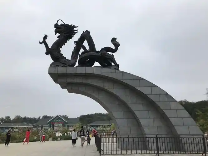 来到【辽阳龙石风景旅游区】该景区位于辽宁省辽阳市东南部宏伟区境内