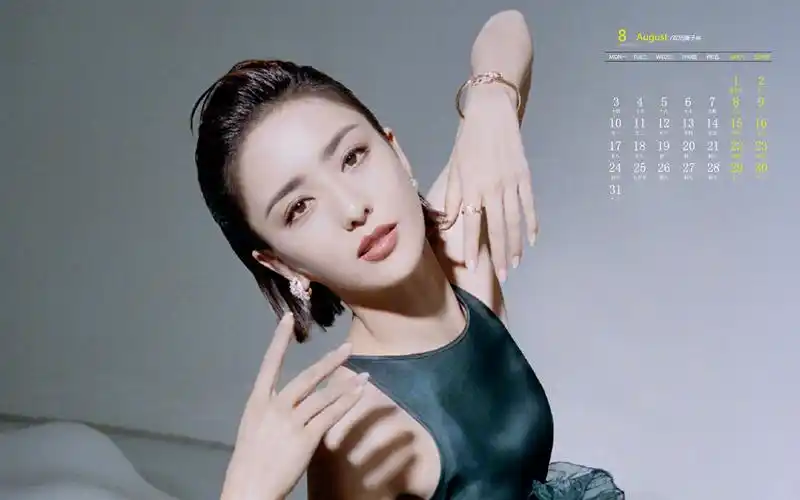 2020年8月佟丽娅超a背头高清日历壁纸
