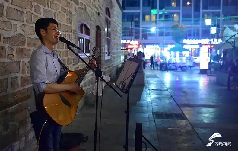 济南28岁街头卖唱歌手日入不足百元只为守护精神菜园