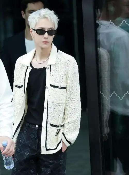 王一博亮相巴黎时装周白发造型时尚感十足男人味十足
