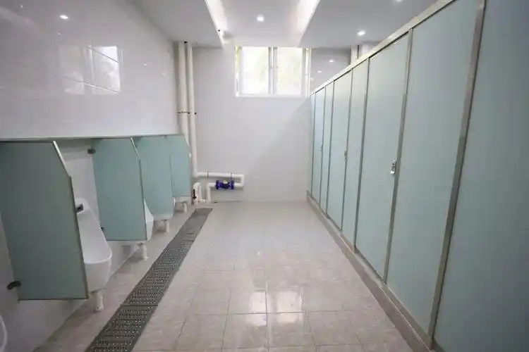 龙外(集团)新亚洲学校改造后的厕所,设计布局合理,选用耐用材质,功能