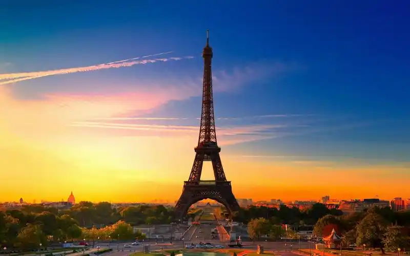 在巴黎的艾菲尔铁塔-城市建筑壁纸