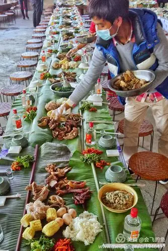 佤族小伙姑娘在摆佤王宴佳肴