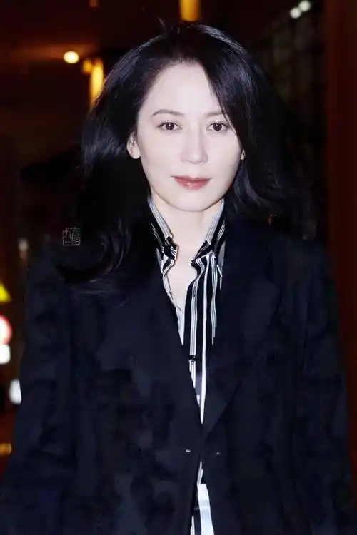 演员俞飞鸿坚决不结婚,至今仍单身,却有一个男人陪了她近20年