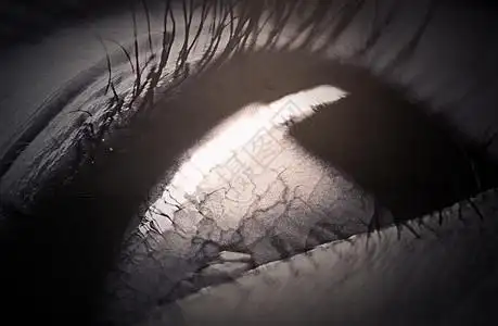 空洞悲伤的眼睛特写图片素材