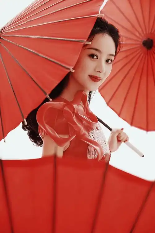 赵丽颖登央视春晚舞台拍写真 置身吉祥喜庆传统氛围