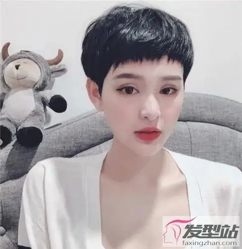 自然黑的头发无需染发也能拥有时尚,低调自然的狗啃刘海锅盖头,清新