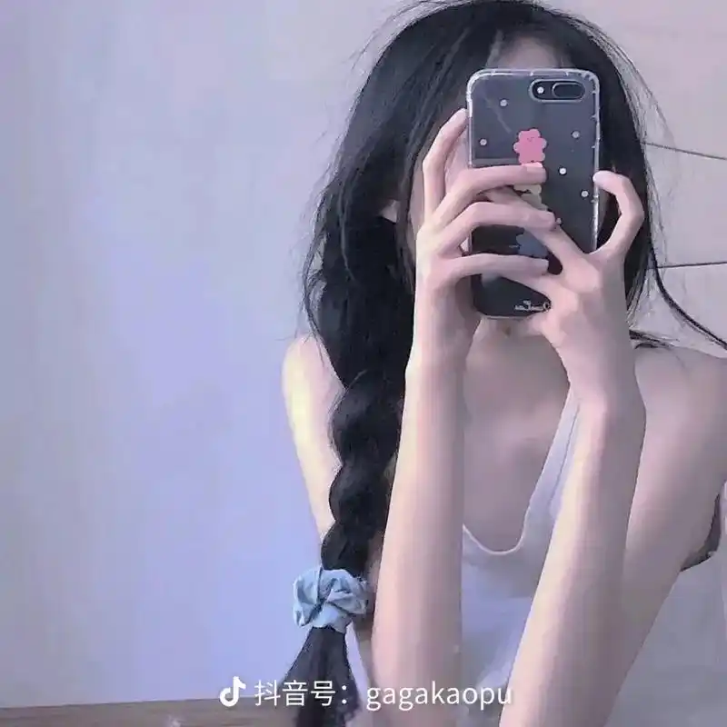 漂亮可爱小姐姐拿手机挡脸头像一定要爆赞呀