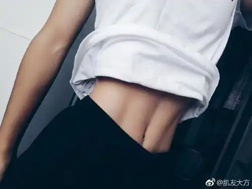 《中国达人秀》冯丽:大学美少女秀八块腹肌 玩单杠漫步