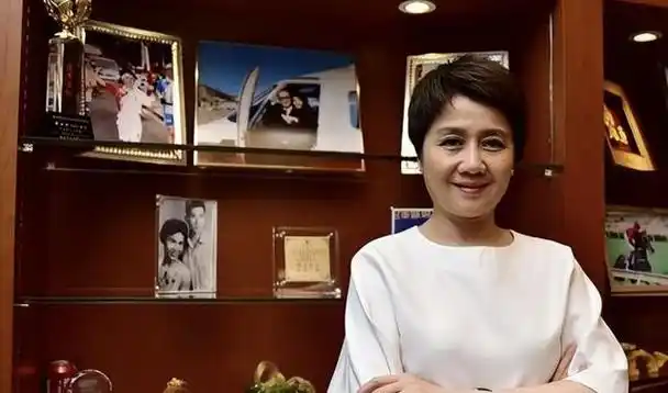 梁安琪10年连生5子,26岁用一支舞拿下65岁赌王,今63岁坐拥百亿