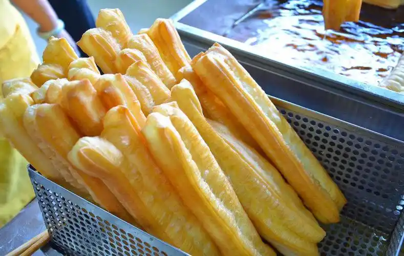 早餐店师傅分享香酥大油条技术配方原来酥脆的油条是这样制作的