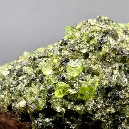 黄绿橄榄石天然矿物晶体标本矿石原石收藏石头摆件