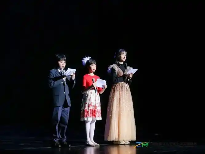 自珠海和澳门的三位 主持人介绍出席领导和嘉宾