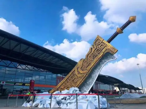上海新国际博览中心外的《传奇世界》巨型屠龙刀