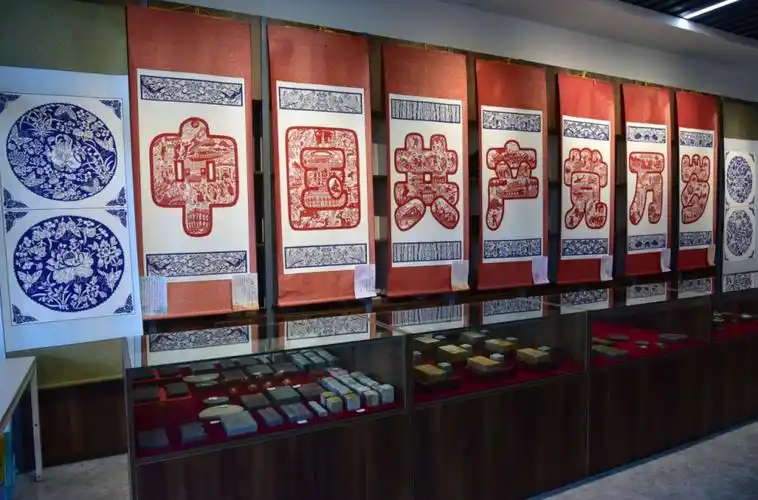 高飞庆祝建党百年的剪纸作品《中国共产党万岁》多次获奖. 周长庆摄