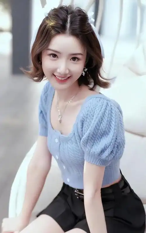 被生父勒索,遭男友背叛?别再心疼毛晓彤了,人家根本不需要