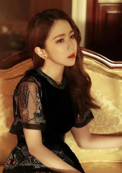 2011年,成为首位登上香港体育馆开唱的90后华语女歌手.