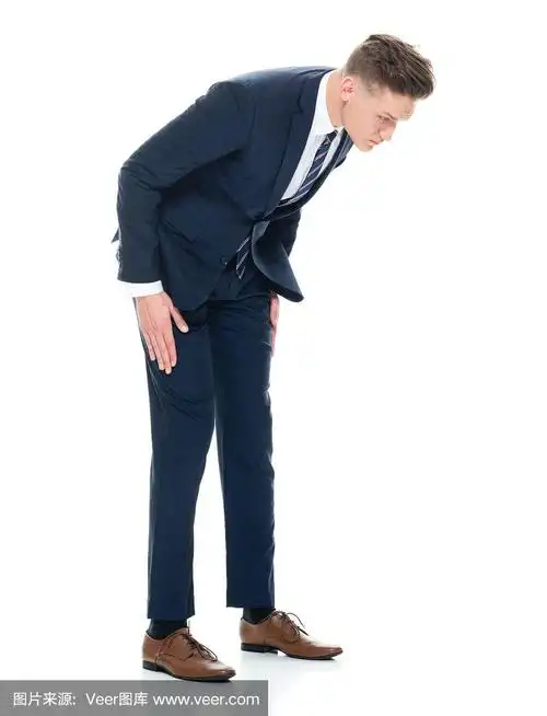 白人男性商人穿着商务服装在白色背景前鞠躬