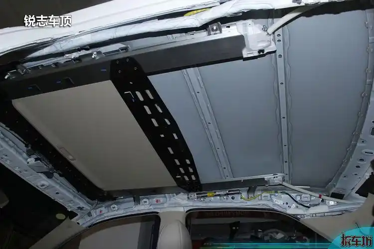 锐志顶棚内饰板由5层不同材质压制而成,内饰板电缆使用波纹管进行局部