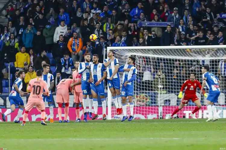 冠绝足坛!梅西任意球双响 门将只能行"注目礼"