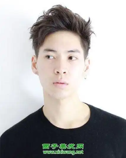 男生两边铲青刘海发型 绝对帅气有气质