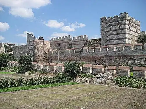 二世统治下,新城墙的建筑工程于君士坦丁堡城墙外的色雷斯平原展开