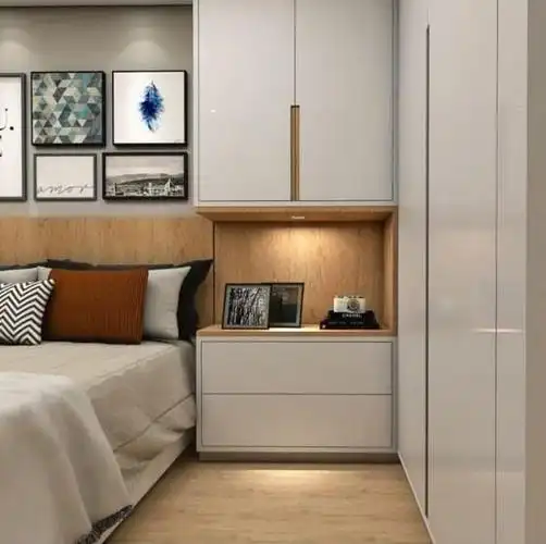 定制衣柜时,仅这一步没有考虑到位,双开的柜门压根容不下床头柜