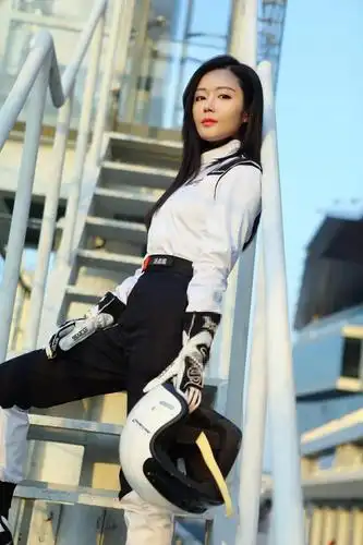 汤晶媚空降赛道成签约车手   开女星赛车领域先河_搜狐娱乐_搜